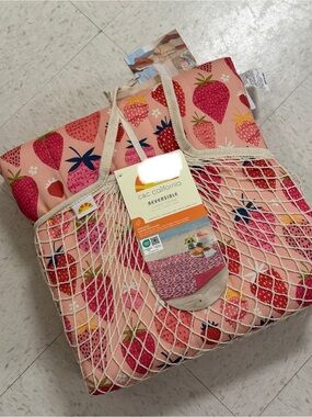 C&C California Pink Strawberry Reversible outdoor blanket